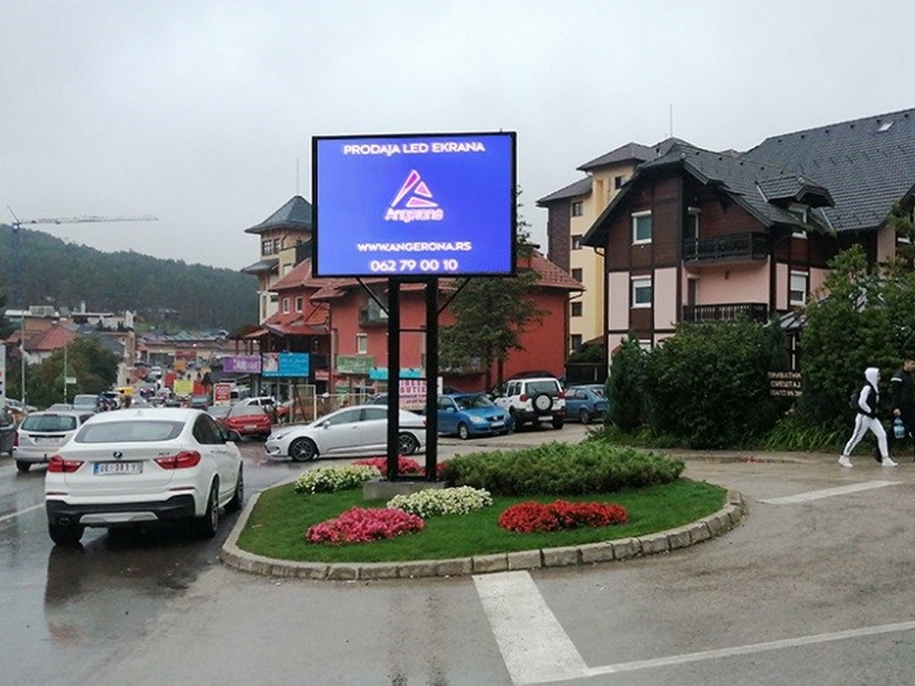 Led Ekran 084, površina 3x2m, Zlatibor - centar, preko puta hotela Mona, ulica Miladina Pećinara.