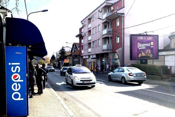 Bilbord BB-400-A, površina 4x3m, ulica Potporucnika Govedarice - Zmaj Jovina, posle raskrsnice sa Vojvode Putnika