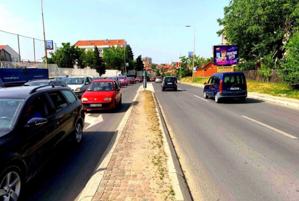 Bilbord BB-403-A - 4x3 - ulica Milentija Popovića, posle raskrsnice sa ulicom Potporučnika Govedarice, tranzit ka auto putu