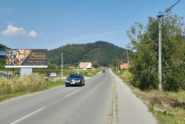 Megabord 008 A - 8x3,5 - neosvetljen - Kopaonik - na putu Kruševac - Brus, naselje Tršanovci, 2 km pre Brusa, lice ka Kopaoniku