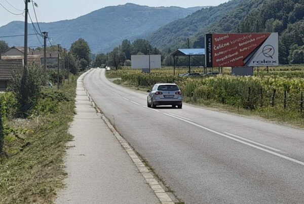 Megabord 009 A površina 8 x 3,5m - Kopaonik - na putu Brus - Kruševac, naselje Tršanovci, 2 km od Brusa, lice ka Kruševcu.