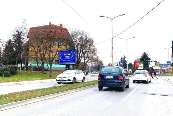 Bilbord BB-406-b površina 4x3m, ulica Dimitrija Tucovića, širi centar Kraljeva, na raskrsnici kod Ložionice, u blizini autobuske stanice, Elektrodistribucije i Nis pumpe, najprometnija saobracajnica