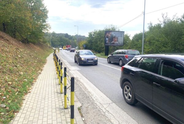 Bilbord BB-408 A, Kraljevo, površina 4x3m, ulica Vojvode Stepe, isped kružnog toka u blizini firme Eurotay