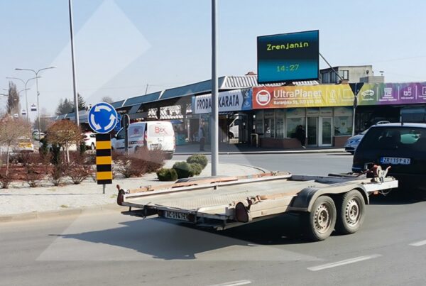 Led Ekran 115, površina 4x3m, Zrenjanin - autobuska stanica, kružni tok, na uglu ulica Beogradske i Pere dobrinovića