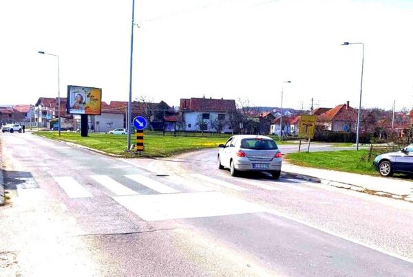 Bilbord BB-419 B, površina 4x3 metara,lokacija Karađorđeva ulica, na kružnom toku, ispred Nis pumpe, na skretanju za fabruku Leoni