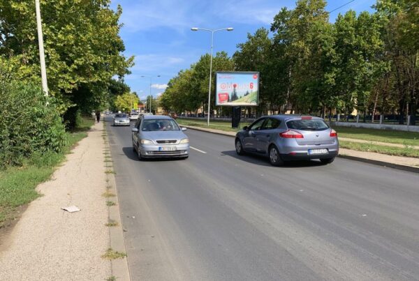 Bilbord BB-420-A, površina 4x3 metara, lokacija Žički put, ispred kasarne, put prema Mataruškoj banji i Žiči