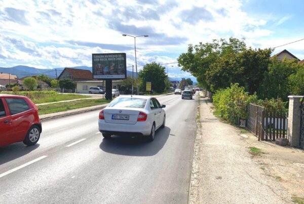 Bilbord BB-421-B, površina 4x3 metara, lokacija ulica Žički put, ispred kasarne i hotela Đerdan, put prema Mataruškoj banji i Žiči
