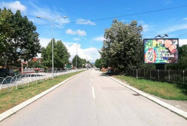 Bilbord BB-423-A, površina 4x3 metara, lokacija bulevar Vuka Karadžića, širi centar, Avenija Lipa