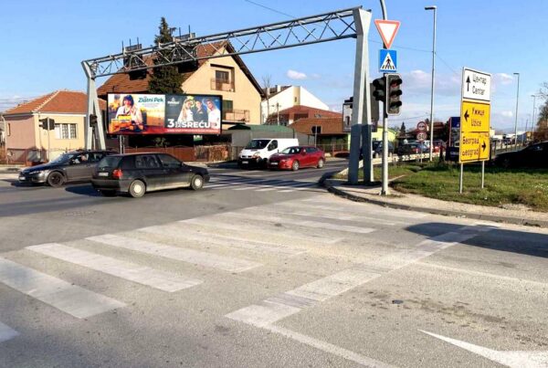 Bilbord BB-426-Desni, 4x3, raskrsnica bulevara Oslobodilaca Čačka i Balkanske ulice, na obilaznici ka centru i tranziti za Kraljevo, Beograd