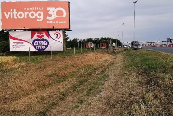 Megabord MB 014, površina 10x4 metara, osvetljen 40m2, lokacija Stara Pazova, 120 metara pre naplatne rame, pravac Novi Sad - Beograd
