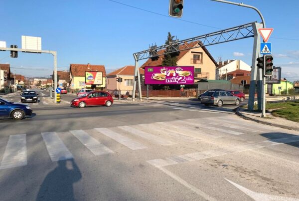 Bilbord BB-427, površina 8x3 metara, lokacija raskrsnica bulevara Oslobodilaca Čačka i Balkanske ulice, na tranzitu za Kraljevo, Beograd, Užice i Zlatibor