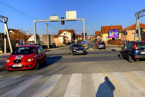 Bilbord BB 428 A, površina 4x3 metara, Balkanska ulica, neposredno nakon isključenja sa obilaznice ka centru
