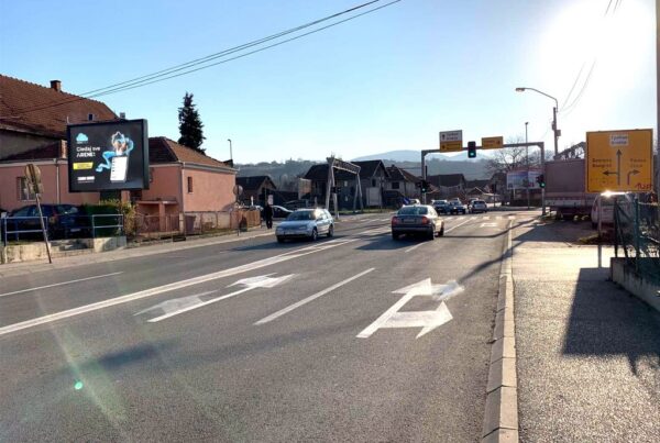 Bilbord BB 428 B, površina 4x3 metara, Balkanska ulica, neposredno pre raskrsnice na obilaznici, levo za Kraljevo i Beograd, desno za Užice i Zlatibor