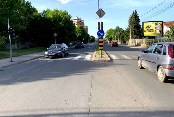 Bilbord BB 433 A, površina 4x3 metara, Bulevar Nikole Pašića, na raskrsnici sa ulicama Vojvode Stepe i Radničkog Samoupravljanja, lice prema centru