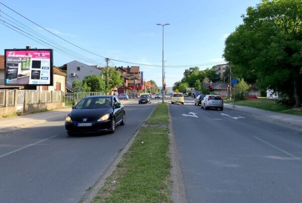 Bilbord BB 433 B, površina 4x3 metara, Bulevar Nikole Pašića, na raskrsnici sa ulicama Vojvode Stepe i Radničkog Samoupravljanja, lice prema Shopping parku.