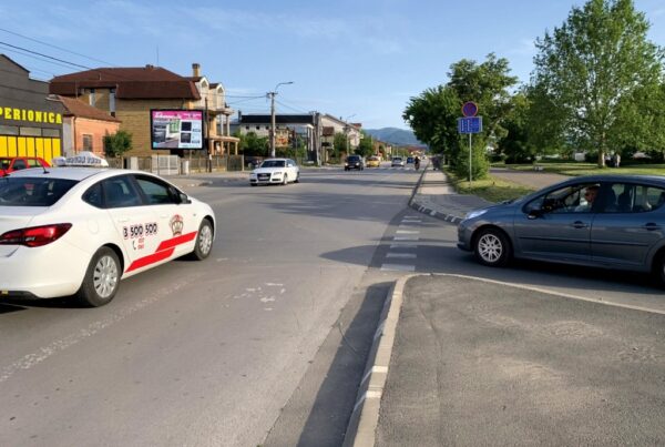 Bilbord BB 434 B, površina 4x3 metara, Ulica Ljube Tripkovića, tranzit, odmah pored ulaza u Shopping park i Ledl