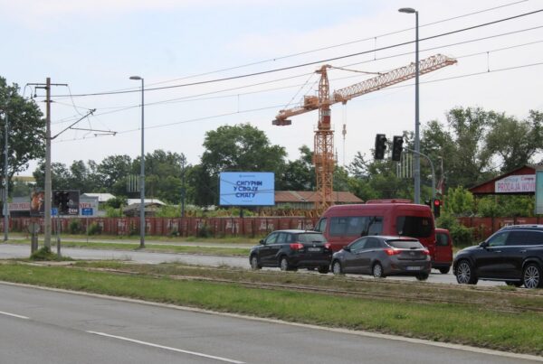 Led Ekran 132, površina 5x3 metara, Novi Beograd, ulica Jurija Gagarina, preko puta nove autobuske stanice