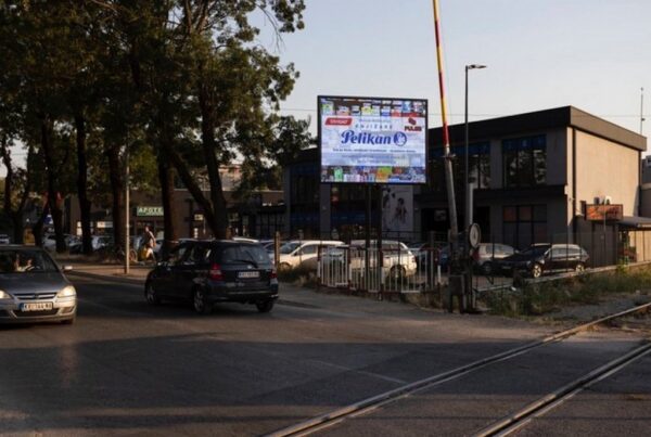 Led Ekran 136, površina 4x3 metara, TC Slovo, centar, ulica Vojvode Stepe uz prugu, glavni ulaz u grad iz pravca Čačka