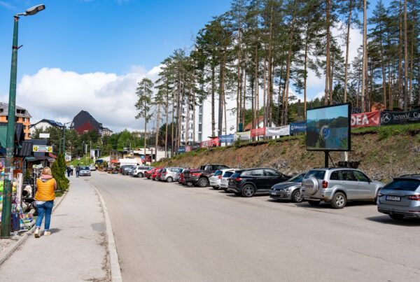 Led Ekran 139, površina 4x3 metara, lokacija kod Avantura parka i pijace u blizini početne stanice Gold Gondole na Zlatiboru
