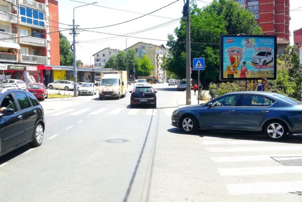 Bilbord BB 437 A, površine 4x3 metara, ulica Hajduk Veljkova, centar, ispred kružnog toka sa ulicama Dušanova i Radničkog samoupravljanja