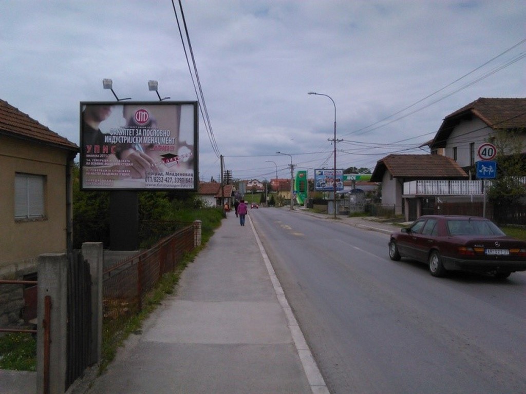 Bilbord BB 439 B 4x3m, osvetljen - ulica Ilije Garašanina, ispred stadiona u smeru ka izlazu iz grada ka Lazarevcu u blizini hotela Izvor.