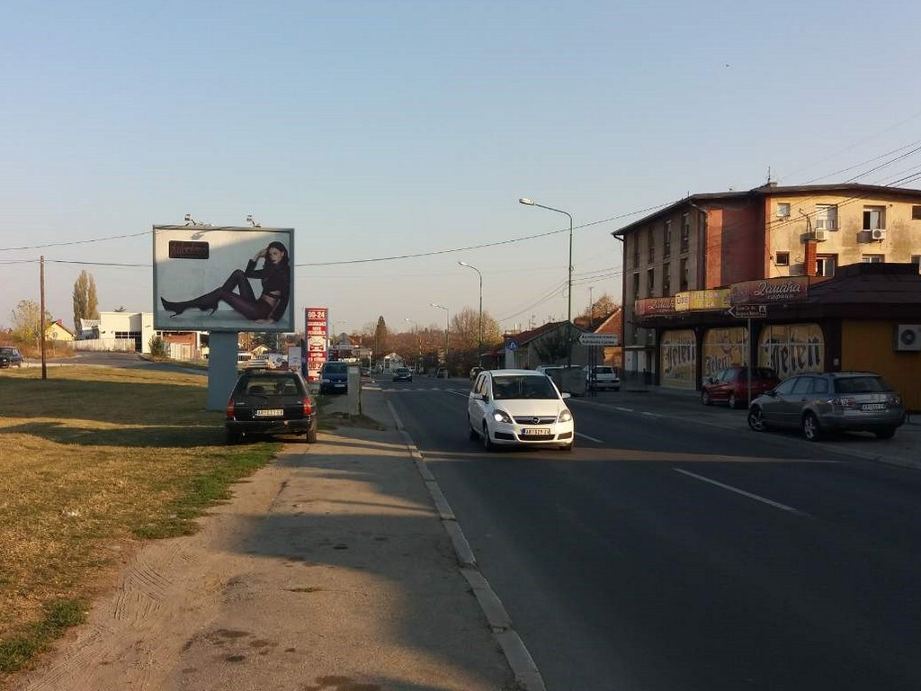 Bilbord BB 441 B, površine 4x3 metara, osvetljen - raskrsnica ulica Knez Mihajlove i Cara Dušana, pored glavne autobuske stanice
