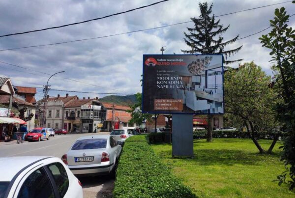 Bilbord BB-462, površine 4x3 metara, osvetljen - trg Dragoljuba Peskica u pravcu centra Vlasotinca
