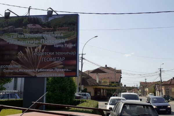 Bilbord BB-463, površine 4x3 metara, osvetljen - trg Dragoljuba Peskica u pravcu Leskovca
