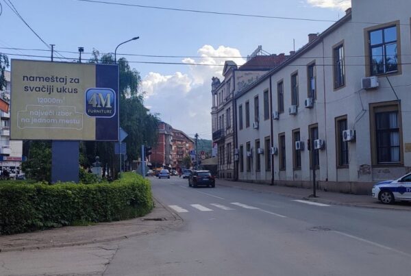 Bilbord BB-467, površine 4x3 metara, osvetljen - park u samom centru Vlasotinca