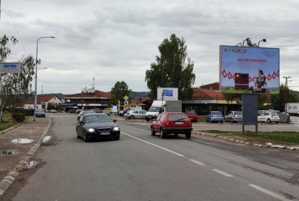 Bilbord BB-470, površine 4x3 metara, osvetljen - kod hotela Novi Zemun u pravcu autobuske stanice
