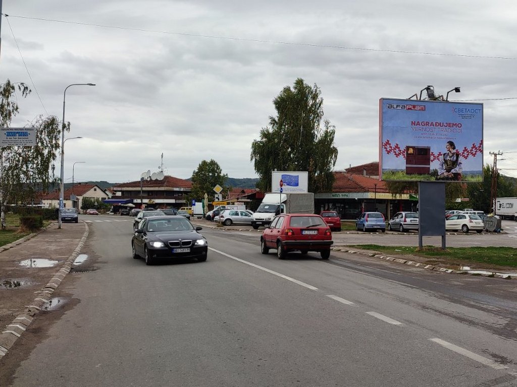 Bilbord BB-470, površine 4x3 metara, osvetljen - kod hotela Novi Zemun u pravcu autobuske stanice