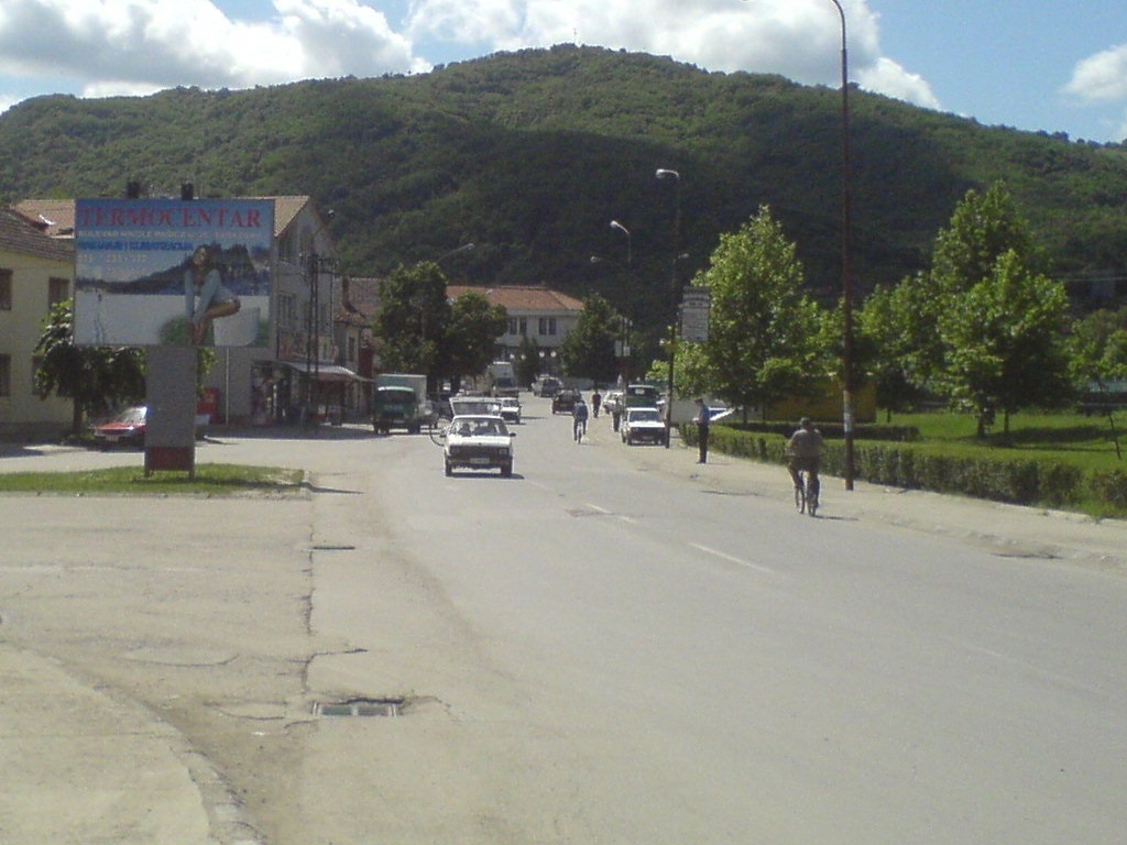 Bilbord BB-471, površine 4x3 metara, osvetljen - kod hotela Novi Zemun u pravcu hotela
