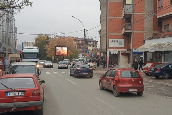 Led Ekran 153, površine 4x3 metara - na trgu u centru Vlasotinca