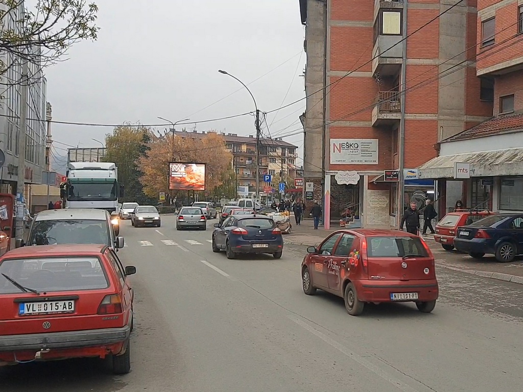 Led Ekran 153, površine 4x3 metara - na trgu u centru Vlasotinca